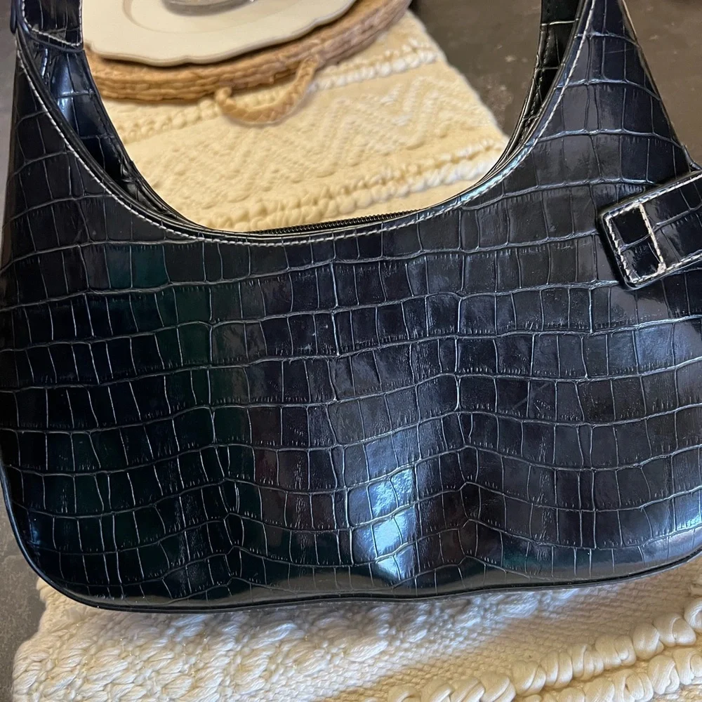 Elegant Black Croc-Embossed Shoulder Bag - Picture 4 of 4